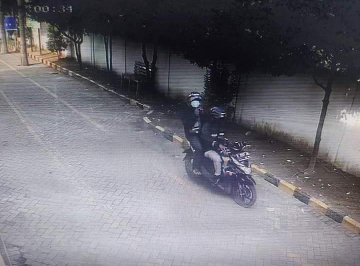 Aksi maling motor di Pengadilan Agama Bangil, Kabupaten Pasuruan, terekam CCTV.