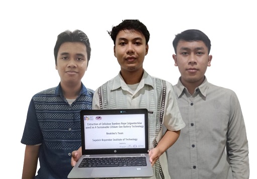 Tiga mahasiwa Institut Teknologi Sepuluh November Surabaya (ITS) memamerkan karyanya.