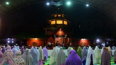 Jemaah salat Tarawih di Masjid Cheng Hoo Surabaya.