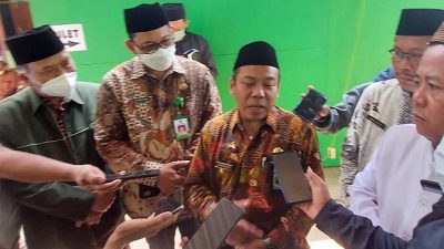 Kepala kantor Kemenag Tuban, M Munir, bersama jajaran pejabat Kemenag Tuban saat ditemui awak media.