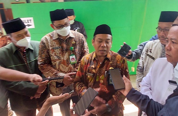 Kepala kantor Kemenag Tuban, M Munir, bersama jajaran pejabat Kemenag Tuban saat ditemui awak media.