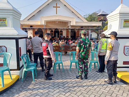 Anggota Polsek Wates Kediri malakukan penjagaan umat Nasrani beribadah, Jumat (15/4/2022).