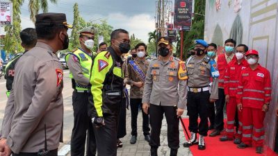 Direktorat Lalu Lintas (Dir Lantas) Polda Jawa Timur, Kombes Pol Latief Usman, saat melakukan pengecekan di Pos Pelayanan Bojonegoro, Minggu (24/03/2022).