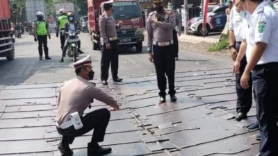 Petugas Satlantas Polrea Pasuruan akan menutup arus lalu linta di Jembatan Okabawes, Bangil, Kabupaten Pasuruan mulai besok Senin (04/04/2022).