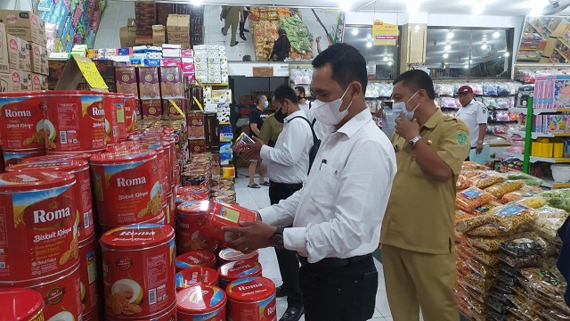 Sisir Toko Swalayan, Disperindag dan Polres Pasuruan Operasi Makanan Kedaluarsa 7 Hari Jelang Lebaran 5 Jajaran Disperindag Kabupaten Pasuruan bersama Polres Pasuruan gelar operasi makanan dan minuman kedaluarsa jelang lebaran di toko swalayan.