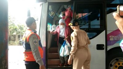 Kedatangan penumpang bus di Terminal Rajekwesi Bojonegoro yang mendapatkan mudik gratis dari Pemprov Jatim.