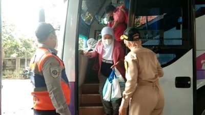 Kedatangan penumpang di Terminal Rajekwesi Bojonegoro.