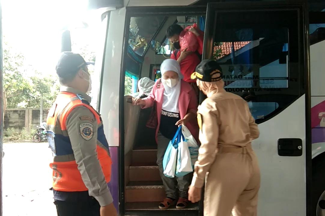 Kedatangan penumpang di Terminal Rajekwesi Bojonegoro.