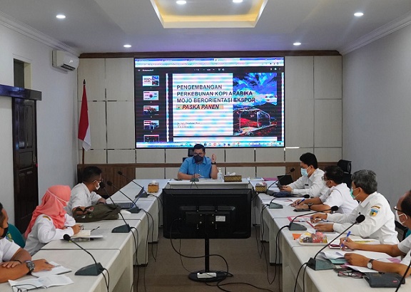 Bupati Kediri, Hanindhito Himawan Pramana, saat memimpin rapat.