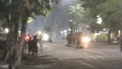 Aksi tawuran di jalan Kapasari Surabaya pada Selasa (5/4/2022) dini hari.