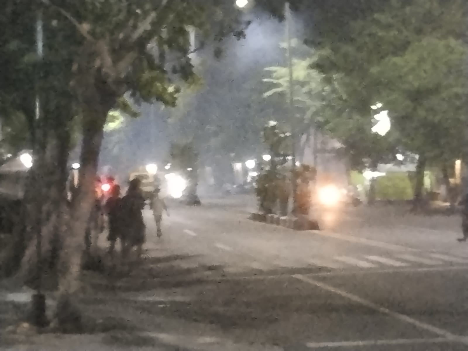 Aksi tawuran di jalan Kapasari Surabaya pada Selasa (5/4/2022) dini hari.