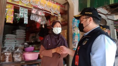 Bupati Kediri, Hanindhito Himawan Pramana, menggelar sidak di pasar tradisional, Kamis (21/4/2022).