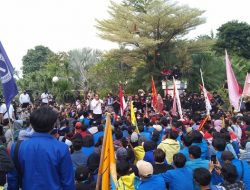 Wali Kota Surabaya Temui Massa Aksi Cipayung Plus dan Ajak Sidak Pasar Bersama