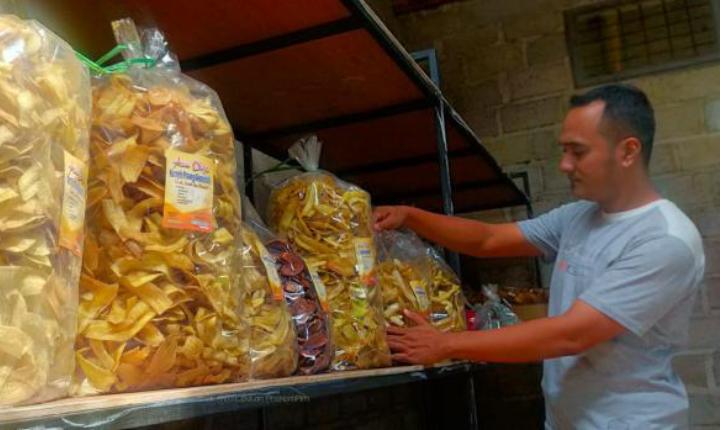 Muhammad Sidiq (32) memanfaatkan pisang cavendish tak lolos jual untuk jadi kripik pisang.