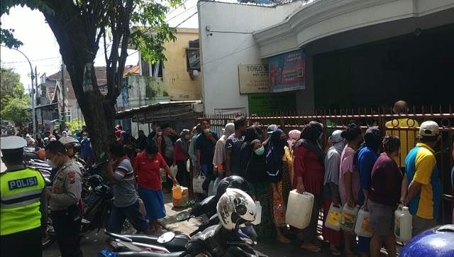 Antrean panjang warga membeli minyak goreng curah di Kota Pasuruan.