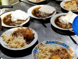 Pecel Rawon Warung Pojok Moroseneng Surabaya, Kuliner Malam yang Unik Langganan Artis hingga Pejabat