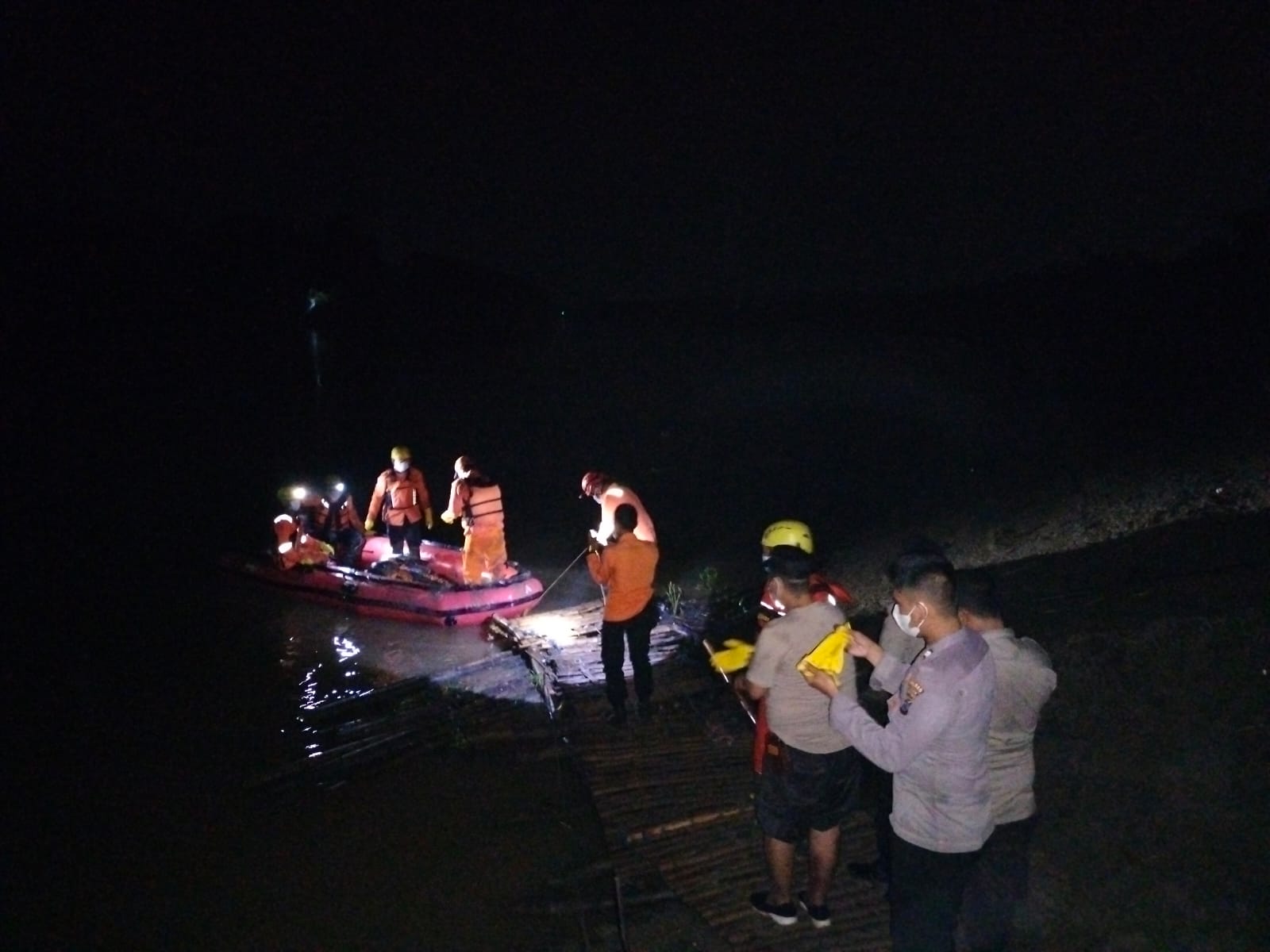 Proses evakuasi mayat yang mengapung di sungai Bengawan Solo.