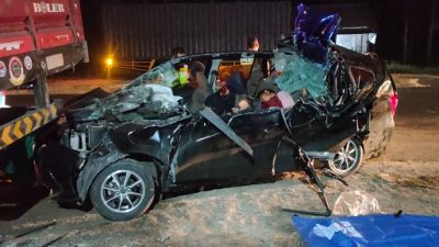 Kondisi kendaraan mobil Toyota Calya yang ringsek usai menabrak bak belakang truk tronton yang berhenti dibahu jalan di jalur pantura Tuban, Senin (18/4/2022) dini hari.