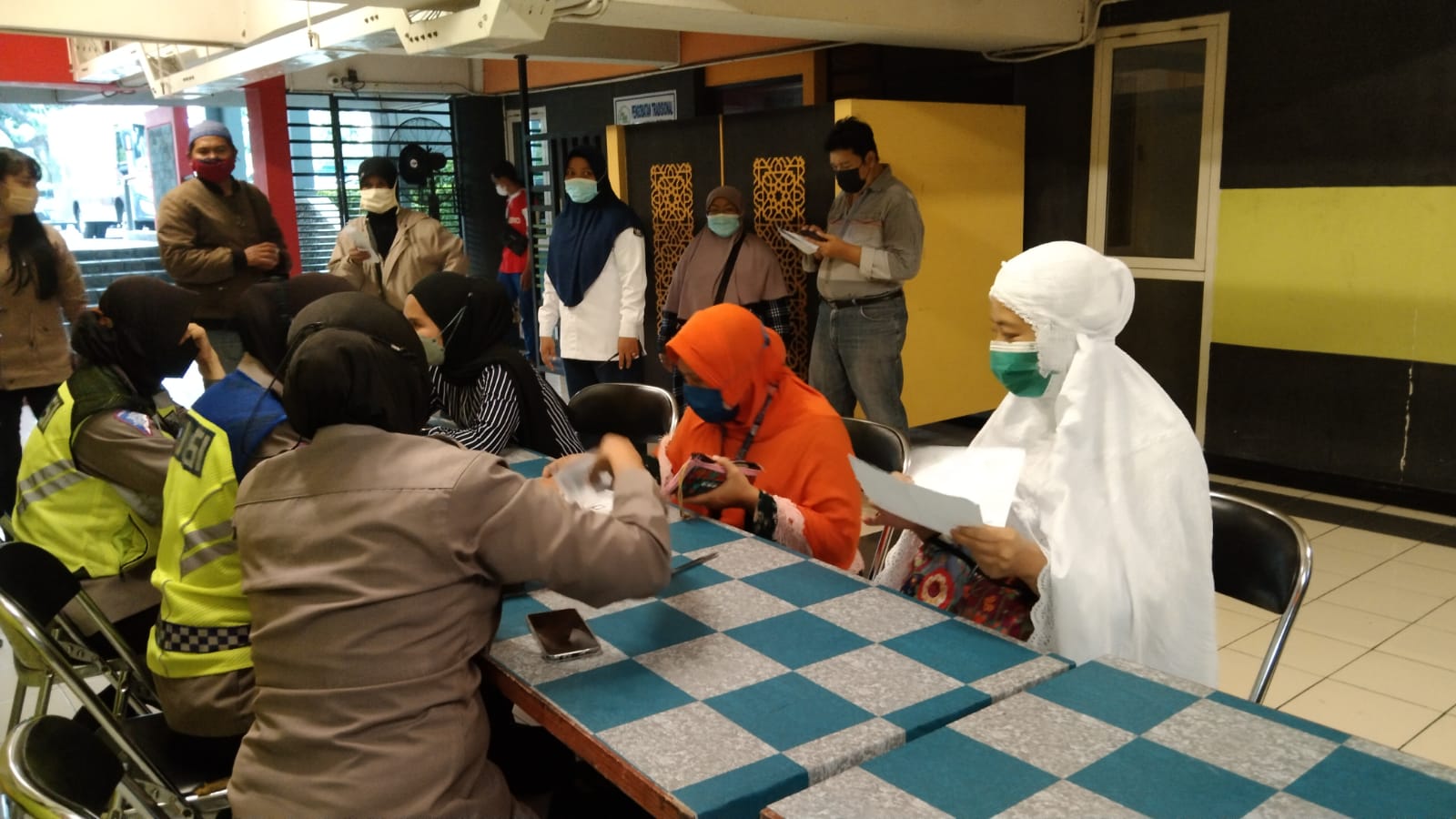 Masyarakat Surabaya mengantre untuk divaksin di Masjid Al Akbar Surabaya, Senin (4/4/2022).
