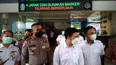 Penyekatan kendaraan. (Foto: Rahman Hakim/Tugu Jatim)