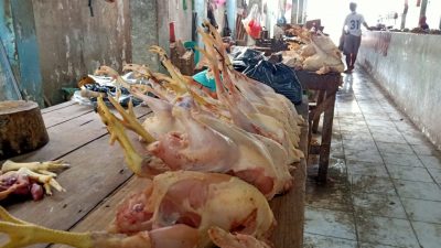 Lapak daging ayam di Pasar Tradisional Baureno.