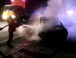 Mobil Innova Reborn Mendadak Terbakar di Jalur Pantura Tuban, Terdengar 4 Kali Ledakan