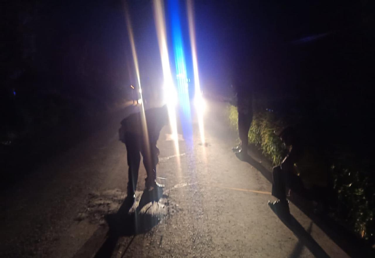 Petugas kepolisian saat melakukan olah TKP kecelakaan motor di dusun Sidowayah, Beji, Kabupaten Pasuruan.