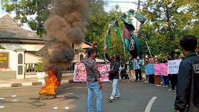 Sejumlah mahasiswa HMI Cabang Bojonegoro melakukan orasi sambil bakar ban di depan gedung DPRD Bojonegoro, Kamis (14/04/2022).