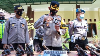 Wakapolres Kediri, Kompol Ibnu Henry, melakukan pemeriksaan kondisi senjata api milik anggotanya.