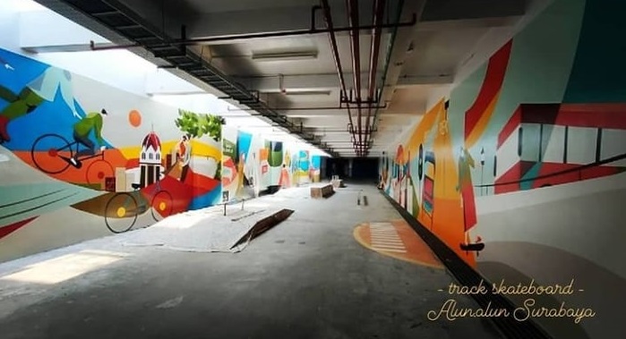 Track skateboard dengan gambar mural yang berada di lorong Alun-alun Surabaya.