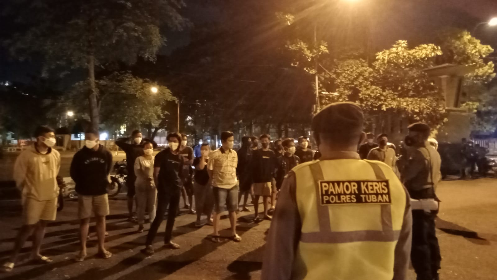 Petugas gabungan antara Polri, TNI dan Satpol PP Kabupaten Tuban membubarkan masyarakat yang berkerumun di Gor Rangga Jaya Anoraga, Sabtu (16/4/2022) malam. Hal itu sebagai upaya pencegahan gangguan kamtibmas.