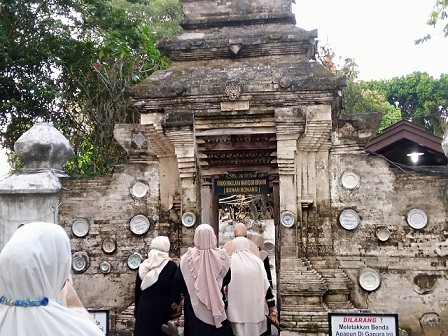 Gapura sebelum masuk ke kompleks makam Sunan Bonang di Kelurahan Kutorejo, Kecamatan/Kabupaten Tuban