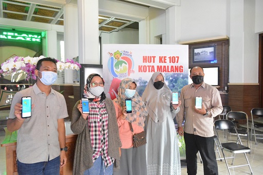 Warga Kota Malang ikut serta menyemarakkan launching aplikasi SiAPEL di Balaikota Malang.