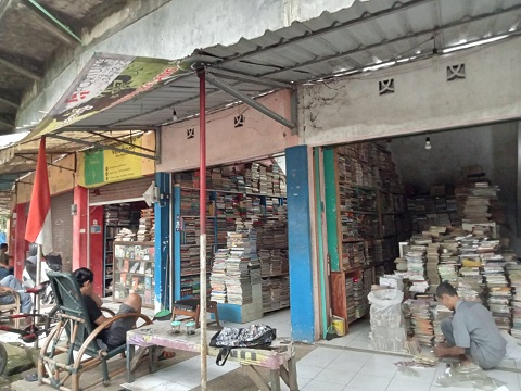 Pasar Buku Velodrome Malang, Jual Karya Lawas dan Harga Terjangkau 3 Kondisi Pasar Buku dan Seni Velodrome Kota Malang yang menjual buku lawas, Selasa (12/4/2022).