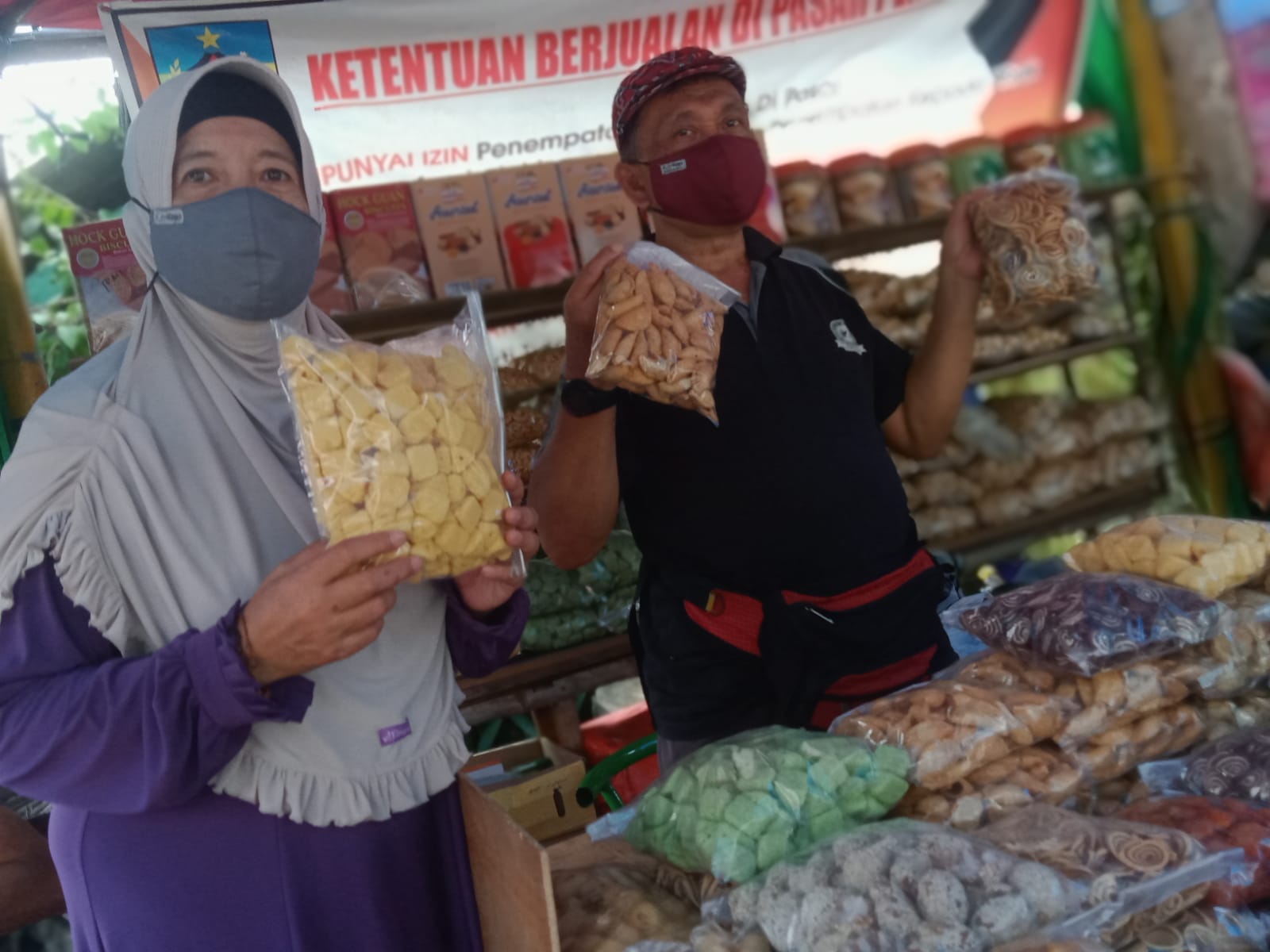 Pedagang musiman jajanan Lebaran.(Foto: Pipit Syahrodin/Tugu Jatim)