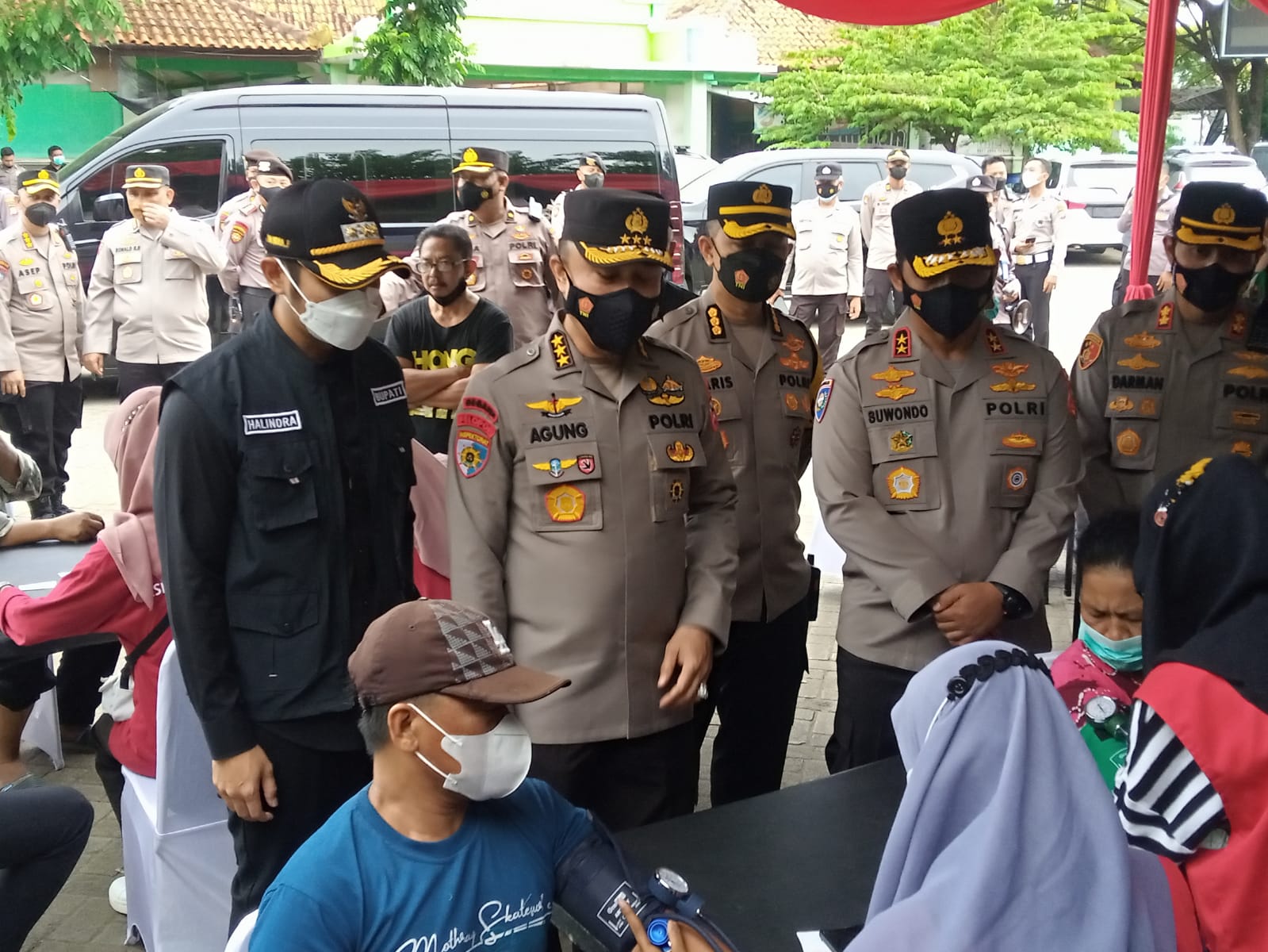 Irwasum Polri, Komjen Pol Agung Budi Maryoto, bersama Kakorbinmas, Irjen Pol Suwondo Nainggolan, meninjau pelaksanaan vaksinasi di pos pelayanan terpadu rest area mudik lebaran 2022.