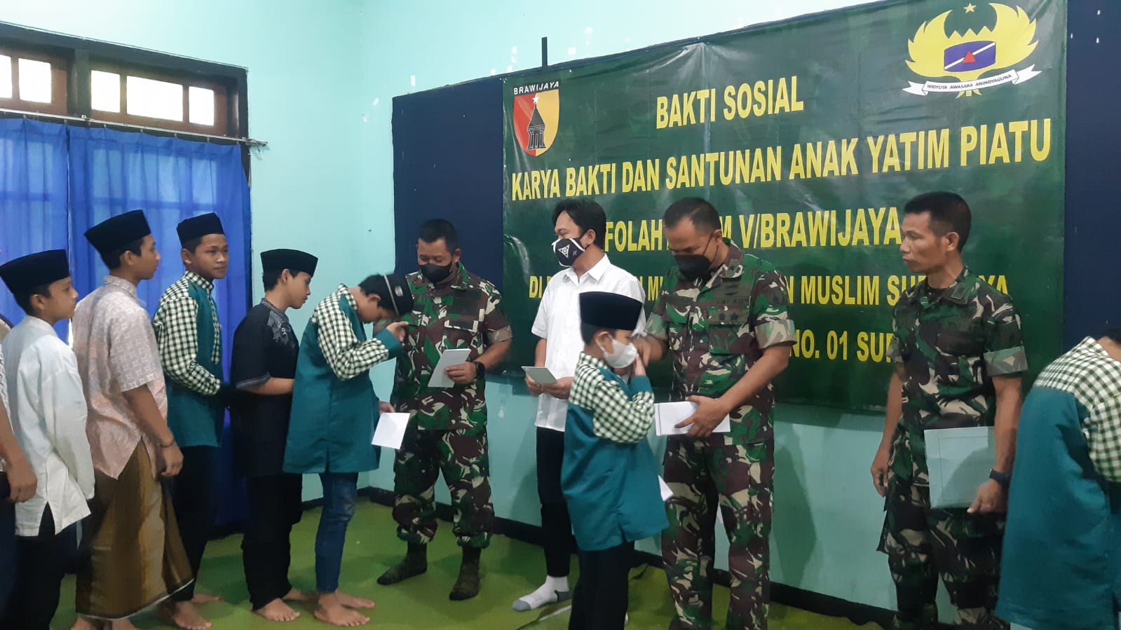 Jajaran Infolahtadam V/Brawijaya memberikan bantuan kepada anak yatim di panti asuhan muslim Surabaya
