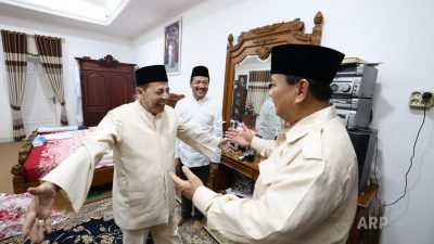 Menhan Prabowo Subianto bersama Menteri Kelautan dan Perikanan Wahyu Trenggono Silaturahmi ke Pondok Habib Lutfie bin Yahya