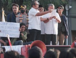 Wakil Ketua DPRD Jatim Bersama Kapolrestabes Surabaya Temui Massa Aksi Mahasiswa