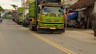 Kendaraan yang melintas di jalur pantura tepatnya di Desa/kecamatan Tambakboyo, Kabupaten Tuban.