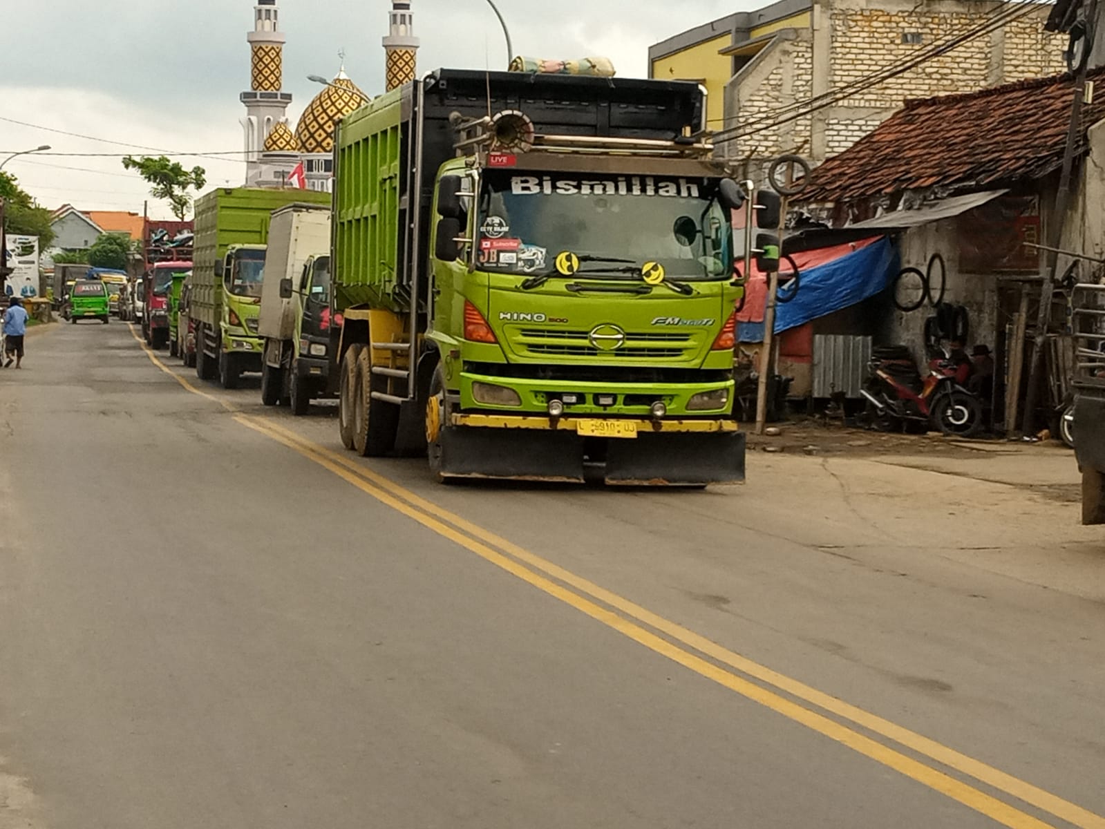 Kendaraan yang melintas di jalur pantura tepatnya di Desa/kecamatan Tambakboyo, Kabupaten Tuban.