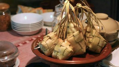 Tradisi Lebaran Ketupat. (Foto: Wikipedia/Tugu Jatim)