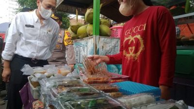 Kepala Dinkes Kota Kediri, Fauzan Adima, gelas sidak di Pasar Takjil, Rabu (6/4/2022).