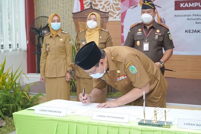 Wali kota Pasuruan, Syaifuklah Yusuf, menandatangani peresmian kamopung Restorative Justice di Kecamatan Panggungrejo, Kota Pasuruan, Senin (04/4/2022).