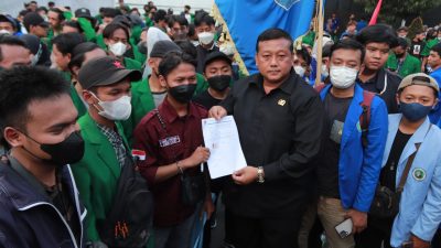 Ketua DPRD Kabupaten Kediri Tandatangani Tuntutan Mahasiswa dan Kirim ke DPR RI