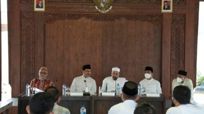 Wali Kota Pasuruan, Syaifullah Yusuf, bersama jajaran Forkopimda dan ulama saat rapat koordinasi di pendopo surga-surgi, Sabtu (03/04/2022).