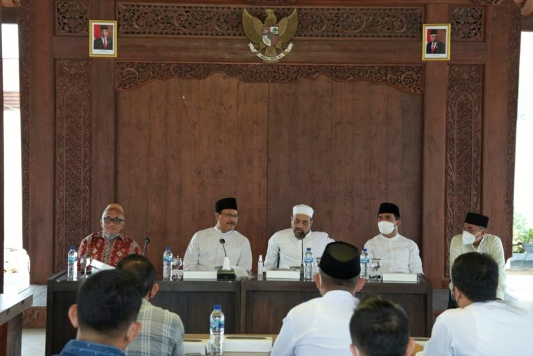 Wali Kota Pasuruan, Syaifullah Yusuf, bersama jajaran Forkopimda dan ulama saat rapat koordinasi di pendopo surga-surgi, Sabtu (03/04/2022).