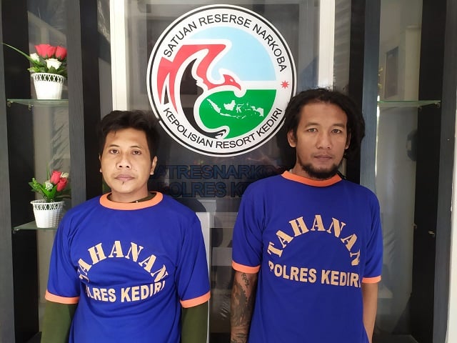 Dua pengedar sabu-sabu digelandang petugas buser Satreskrim Polres Kediri, Selasa (12/4/2022).