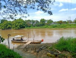 Akses Penyeberangan Perahu di Desa Banjarsari Bojonegoro Ditutup, Siswa Terpaksa Bolos