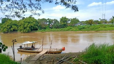 Penyeberangan perahu. (Foto: Mila Arinda/Tugu Jatim)